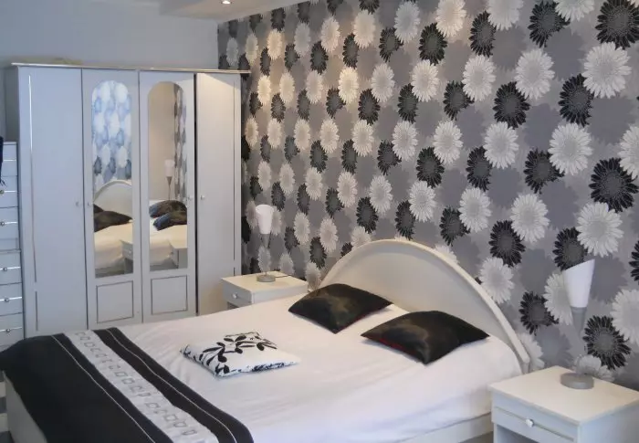 Application in the bedroom of gray wallpaper