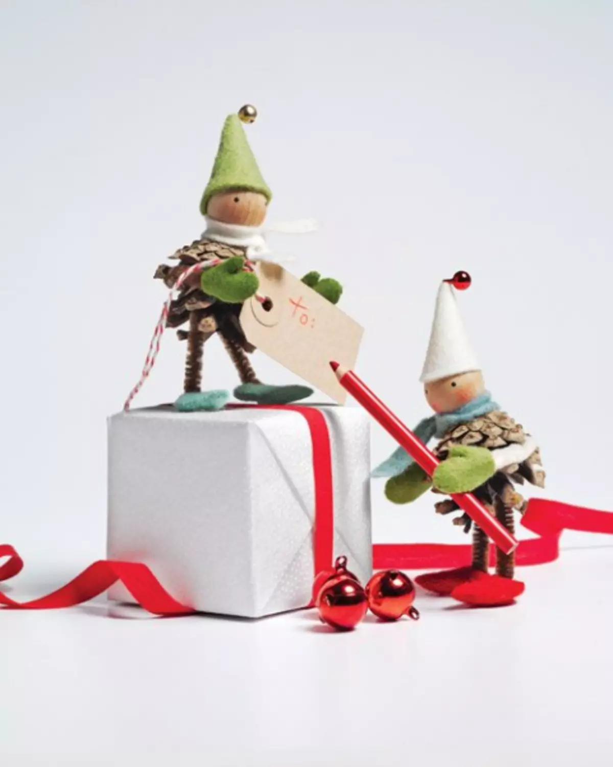 Neujahrsspielwaren auf dem Weihnachtsbaum mit ihren eigenen Händen