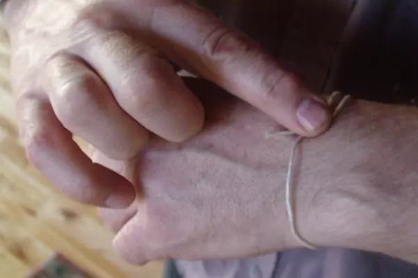 Männliches Armband mit deinen eigenen Händen von der Schnur mit Fotos und Video