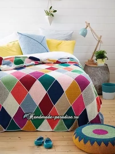 Plaids et coussins avec des losanges multicolores au crochet