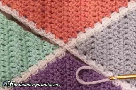 Plaids et coussins avec des losanges multicolores au crochet