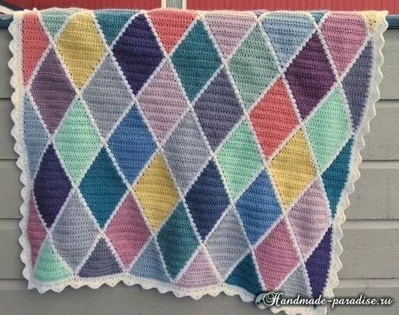 Plaids et coussins avec des losanges multicolores au crochet