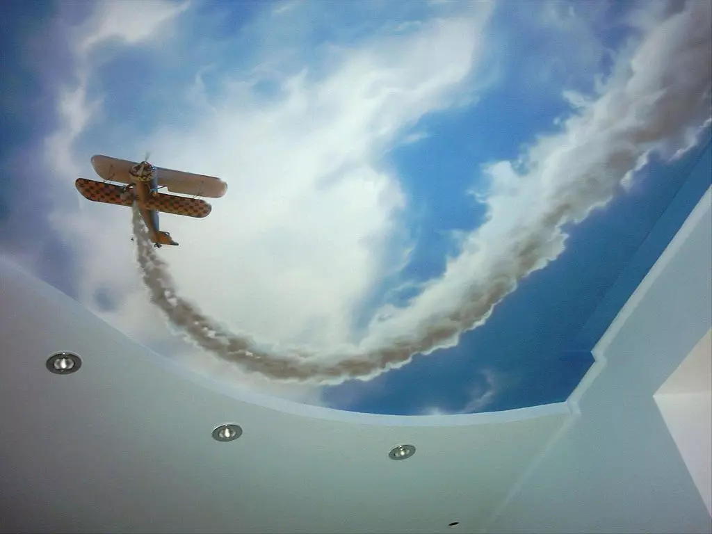 کمرے کے بصری توسیع کے لئے بادلوں کے ساتھ وال پیپر: چھت پر انتخاب اور پیسٹ کرنے کے لئے تجاویز
