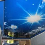 Ταπετσαρία με σύννεφα για οπτική επέκταση του δωματίου: Συμβουλές για την επιλογή και την επικόλληση στην οροφή