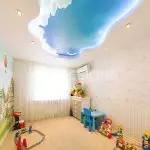 Odanın görsel genişlemesi için bulutlu duvar kağıdı: tavana seçme ve yapıştırma için ipuçları