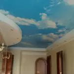 Fond d'écran avec des nuages ​​pour une expansion visuelle de la pièce: Conseils pour choisir et coller au plafond
