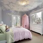 ورق الجدران مع الغيوم للتوسع البصري للغرفة: نصائح لاختيار ولصق على السقف