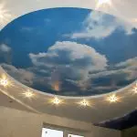 ورق الجدران مع الغيوم للتوسع البصري للغرفة: نصائح لاختيار ولصق على السقف