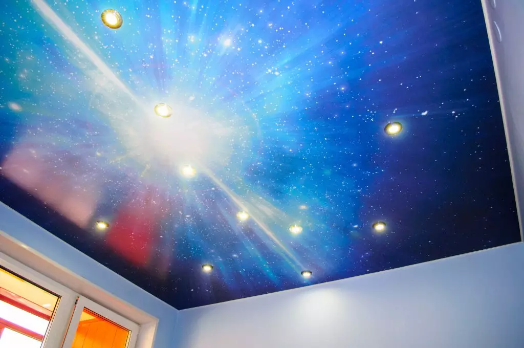 Wallpaper cu nori pentru expansiunea vizuală a camerei: Sfaturi pentru alegerea și lipirea pe tavan