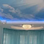 Fond d'écran avec des nuages ​​pour une expansion visuelle de la pièce: Conseils pour choisir et coller au plafond