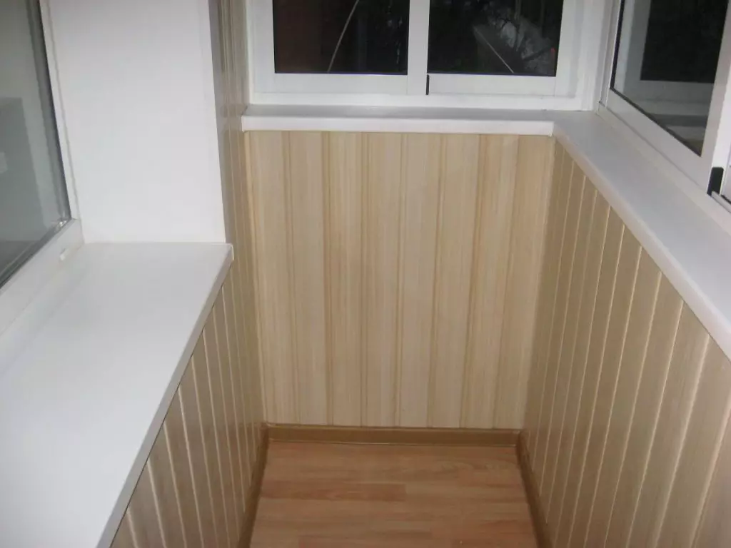 Creați un design elegant de balcon de la căptușeală: Decorațiuni de perete și opțiuni de proiectare