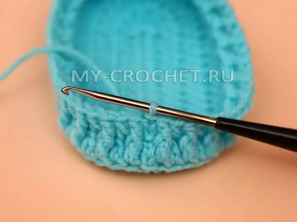 Sepatu booties crochet untuk anak-anak dengan deskripsi dan skema
