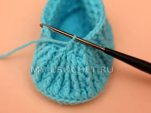 Sepatu booties crochet untuk anak-anak dengan deskripsi dan skema