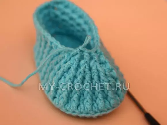 I-Booties-Shoes Crochet Yezingane ngencazelo nezikimu