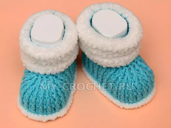 Booties-shoes crochet untuk kanak-kanak dengan perihalan dan skim