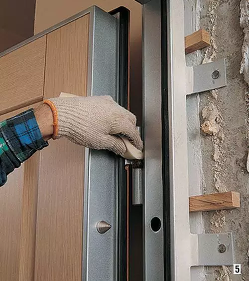 How to lubricate the door so as not to creak