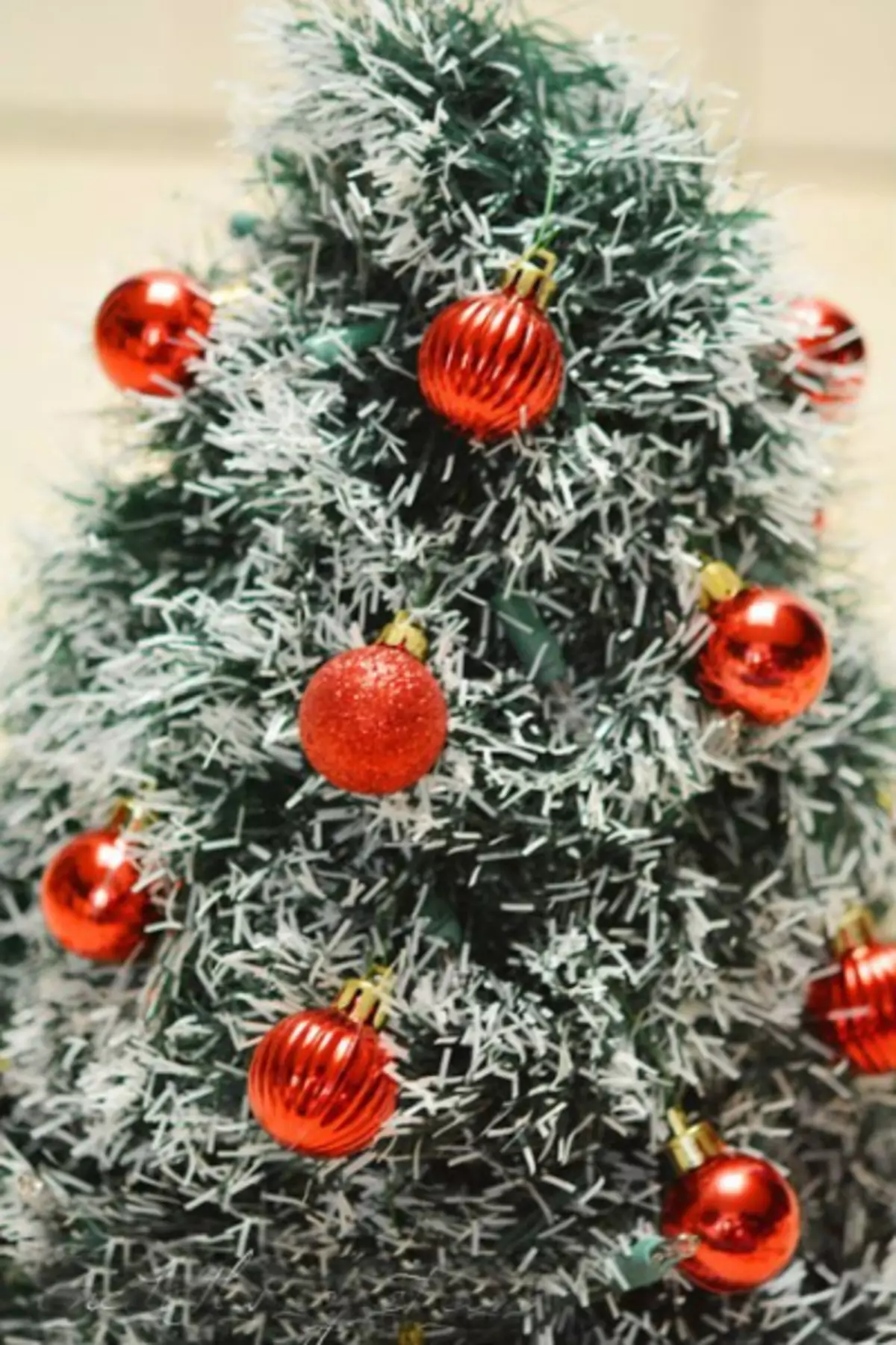 चार घरगुती ख्रिसमस झाडे स्वत: ला करतात