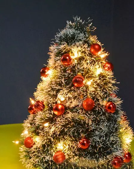 Vier hausgemachte Weihnachtsbäume tun es selbst