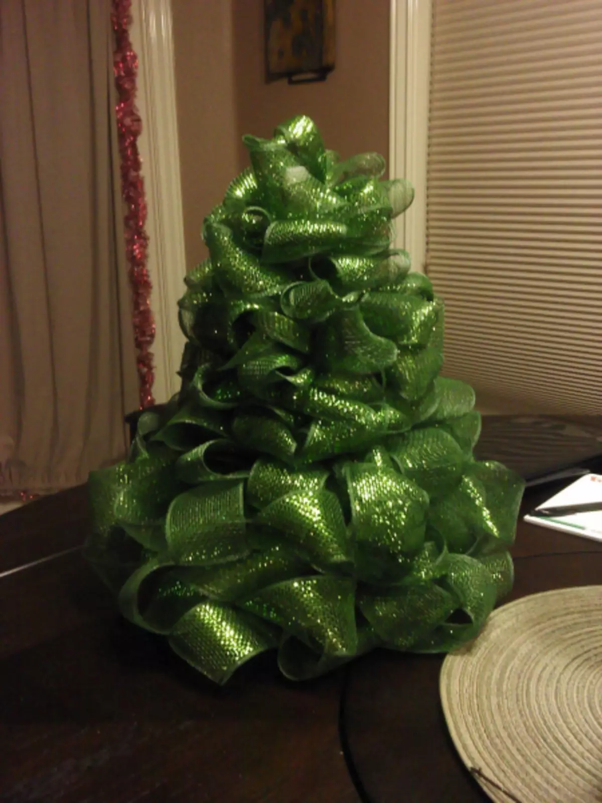 चार घर वाले क्रिसमस के पेड़ इसे स्वयं करते हैं