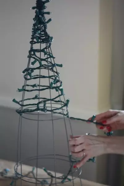 चार घर वाले क्रिसमस के पेड़ इसे स्वयं करते हैं