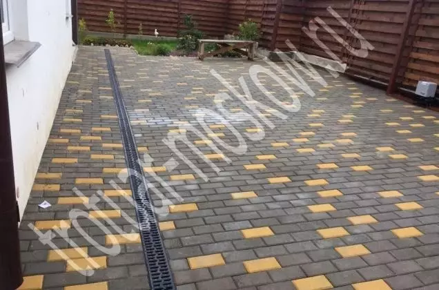 Ny vidin'ny slabs paving sy ny famerenany ny 1 m2