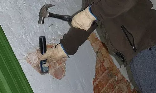 Comment puis-je retirer le plâtre décoratif des murs