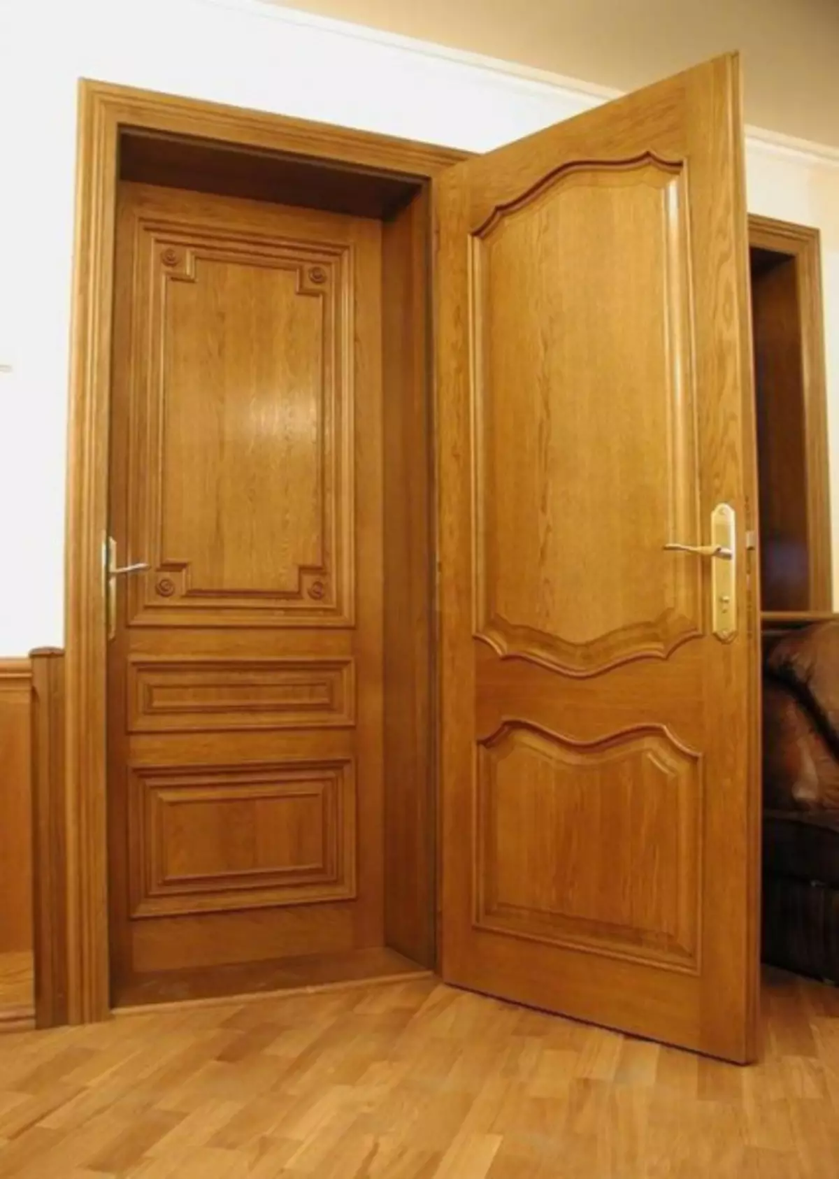 2 входные двери в квартиру. Деревянная дверь. Дверь входная деревянная. Входные деревянные двери в квартиру. Вторая деревянная входная дверь.