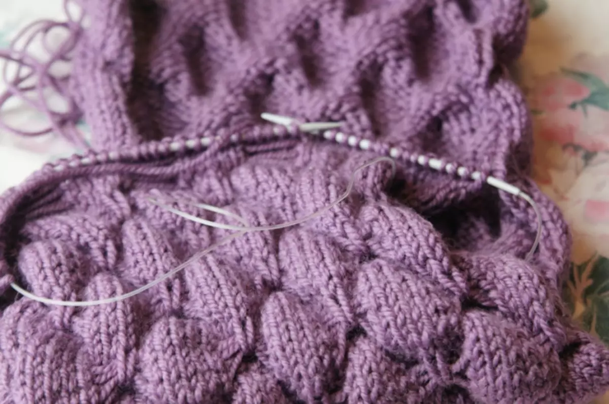 ダイアグラムや説明の編み物を持つ女の子のためのスナッド