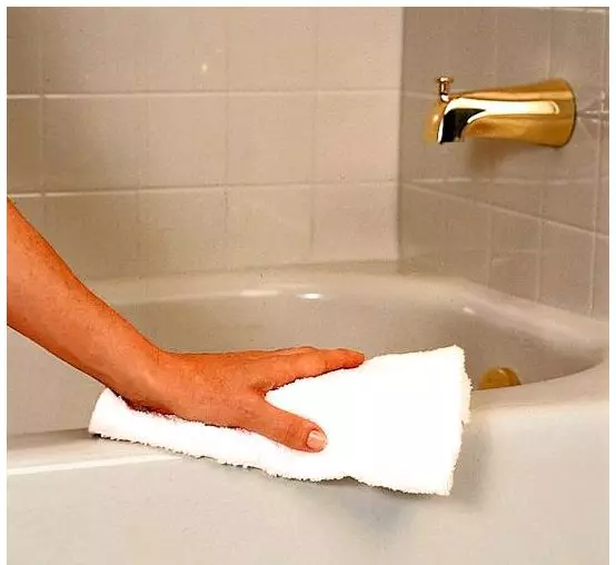Kuinka pestä ja käyttää valettua raudan emaloitu kylpyamme