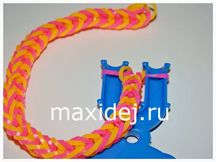 Tykke armbånd lavet af tyggegummi på slingshot med video og fotos