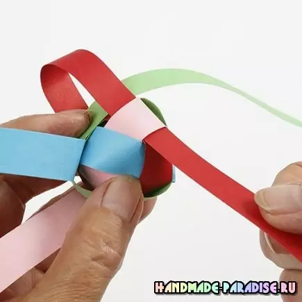 Jak z papírových pásů tkávají míč