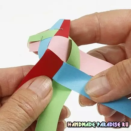 Hoe van papieren strips weven de bal