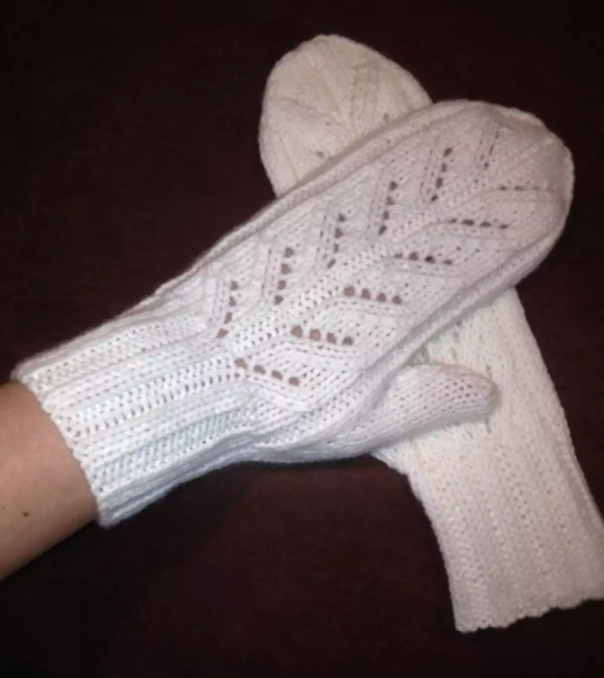 Ṣii awọn mittens pẹlu awọn abẹrẹ ti o kigbe: awọn ero pẹlu apejuwe ati kilasi titunto