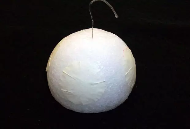 Fungo giocattolo dell'albero di Natale fatto di schiuma con le sue stesse mani