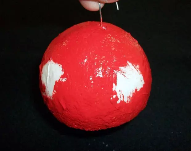 Cogumelo de brinquedo de árvore de Natal feito de espuma com suas próprias mãos