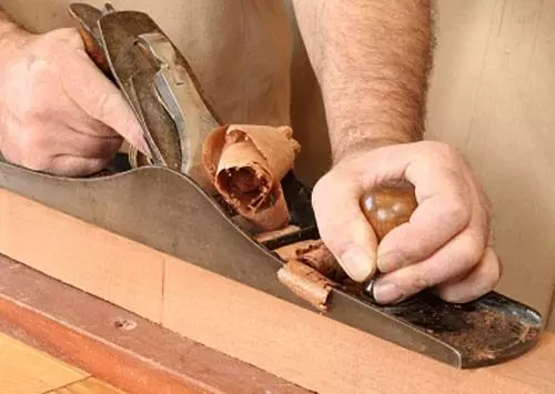 Hoe snel de oude verf met een houten deur te verwijderen