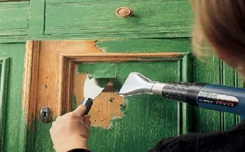 כיצד להסיר במהירות את הצבע הישן עם דלת עץ