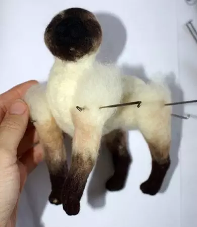 ウールのおもちゃの猫からの折りたたみのマスタークラス著者Larisa Ivanova