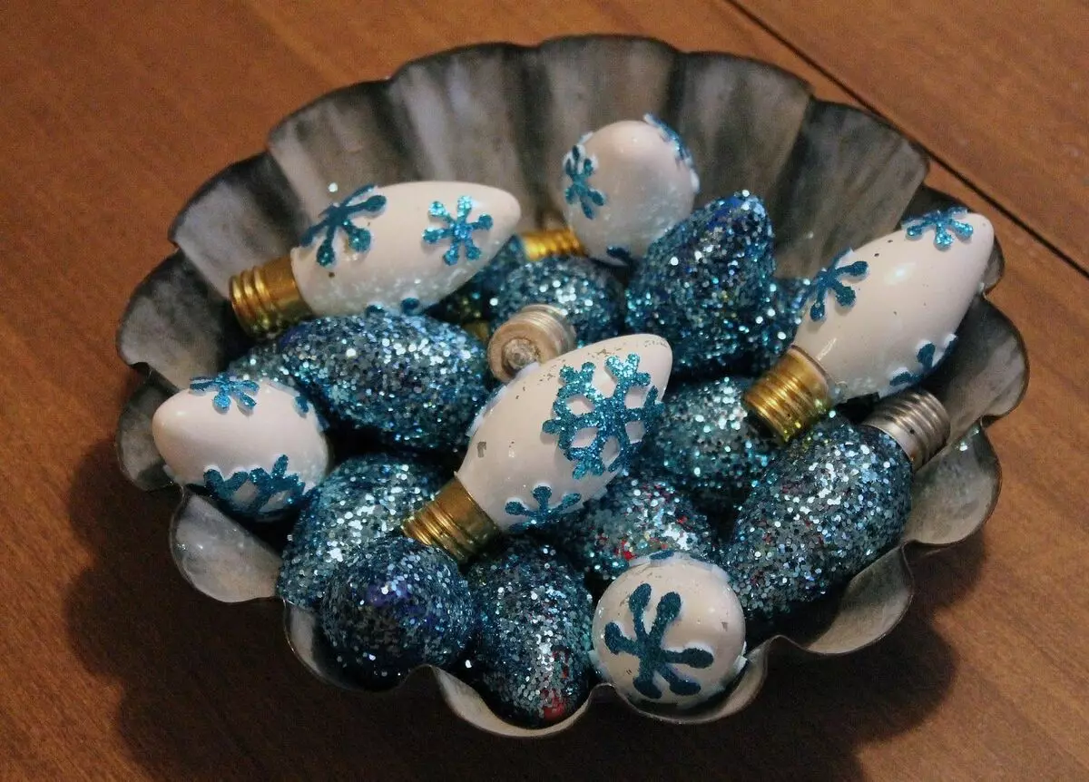 [家の創造性]古い電球で作られた新年の装飾