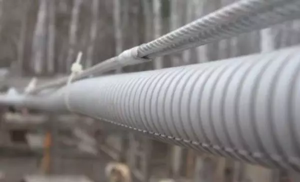 Corrugated pipe alang sa pagbutang mga kable ug wire