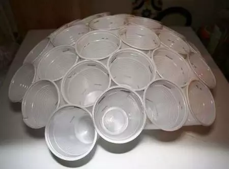 Чанделер моны пластик стаканнардан эшли
