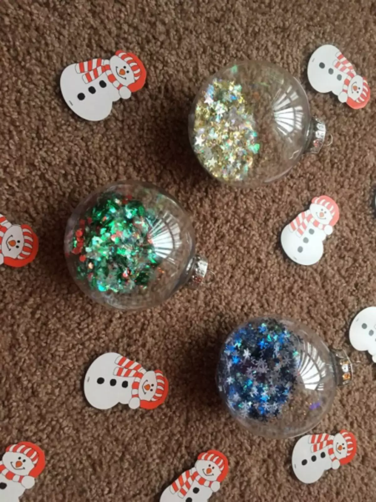 Dekor transparentnih božičnih kroglic to počnejo sami