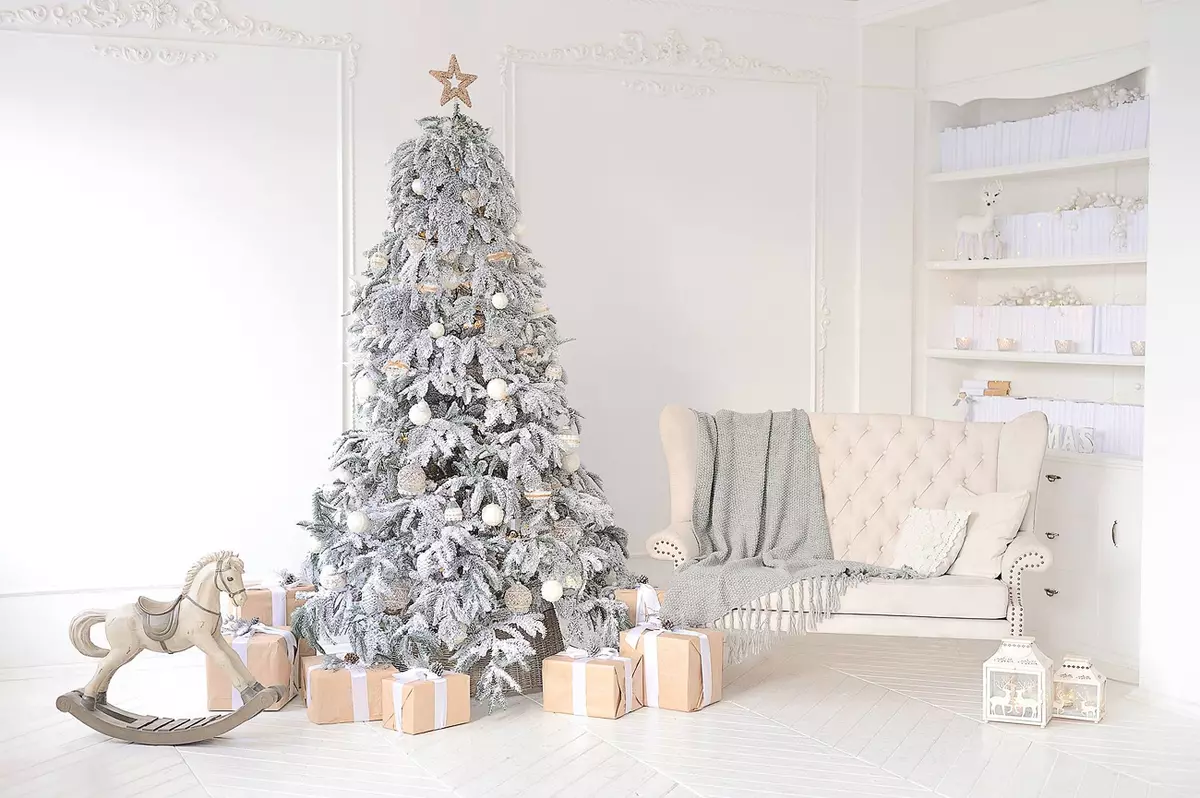 Регистрација на новогодишното дрво во сребрени и бели бои [совети со фотографија]