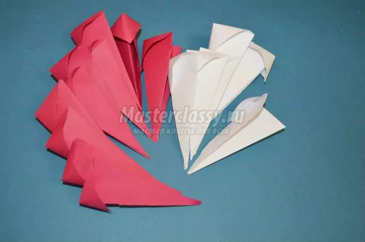 Origami leve soti nan papye ak men: konplo nan Ris pou débutan