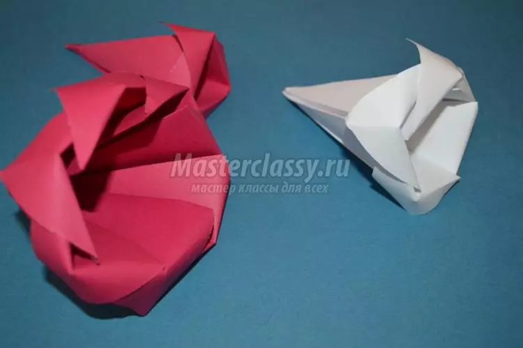 Origami చేతితో కాగితం నుండి రోజ్: ప్రారంభ కోసం రష్యన్ లో పథకం