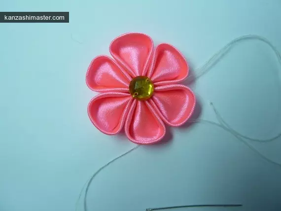 Kanzashi-Blütenblätter: Master-Klasse-Video mit Foto von runden und scharfen Blättern