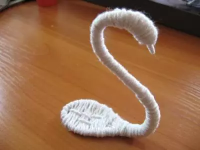 Kanzashi от сатенени панделки за начинаещи: майстор клас по фуги и лебед