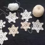 [Kreativiteti në shtëpi] Snowflakes thurur - dekor ajrit për vitin e ri