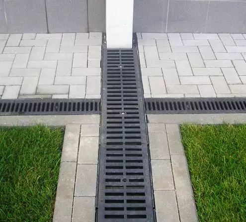 Tray drainage concrete with grille: reinforced concrete, rain, installation