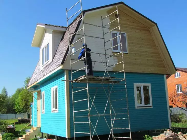 Pictura independentă a unei case din lemn